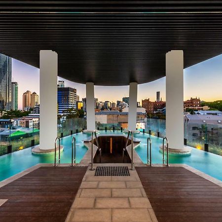 Fv By Peppers Lejlighedshotel Brisbane Eksteriør billede The pool at the rooftop of the Emporium South Bank