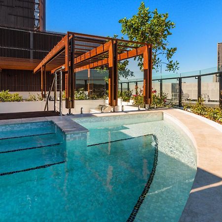Fv By Peppers Lejlighedshotel Brisbane Eksteriør billede The rooftop pool at the Emporium Hotel South Bank