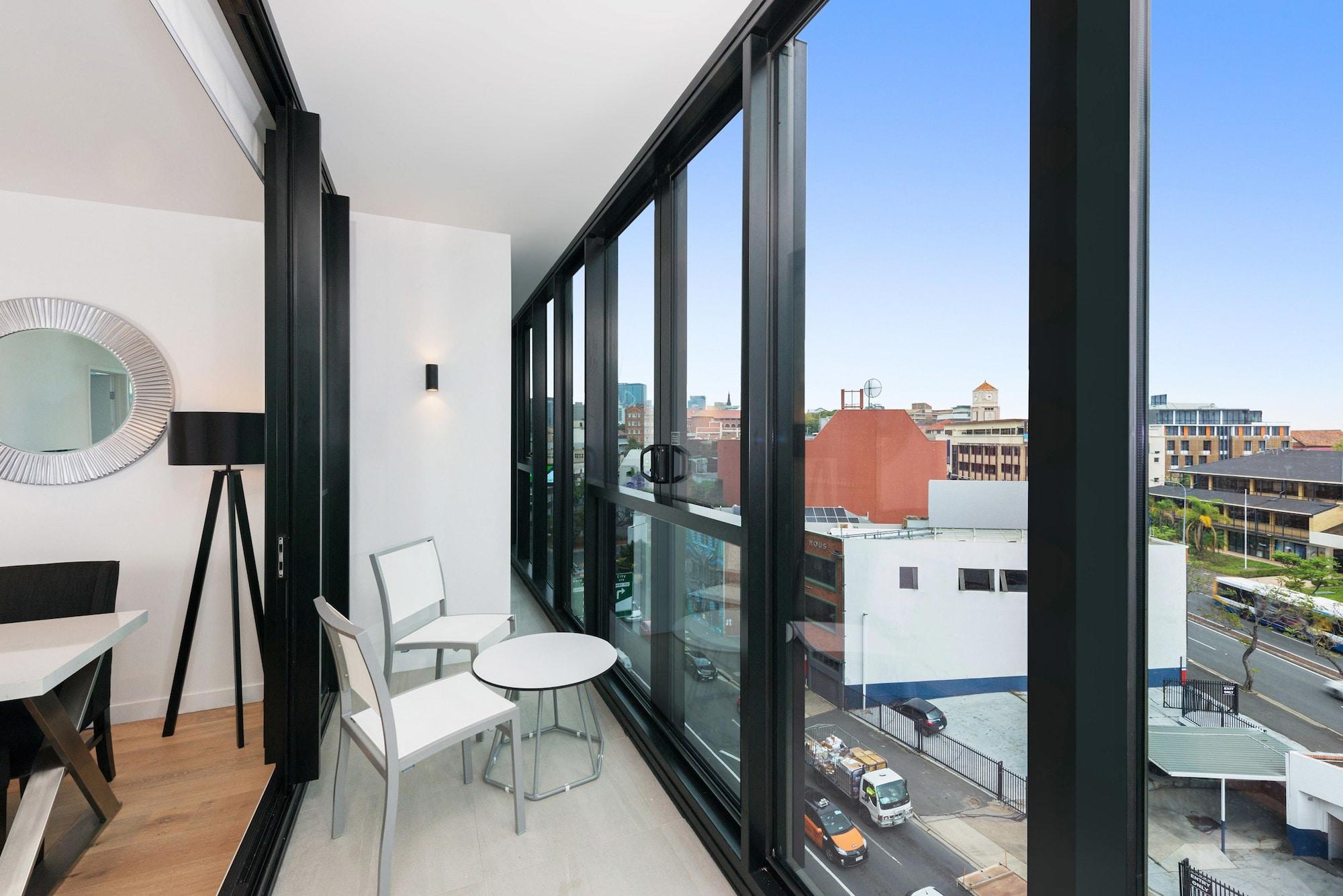 Fv By Peppers Lejlighedshotel Brisbane Eksteriør billede A balcony in an apartment