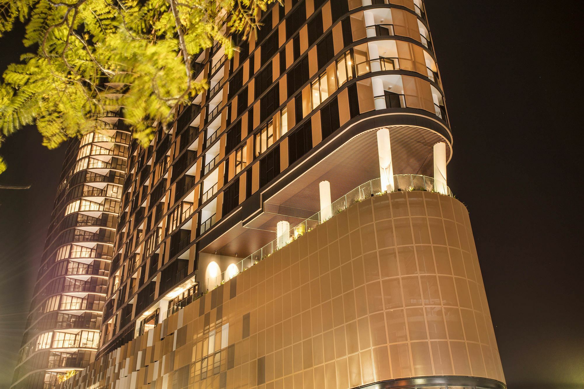 Fv By Peppers Lejlighedshotel Brisbane Eksteriør billede The building at night