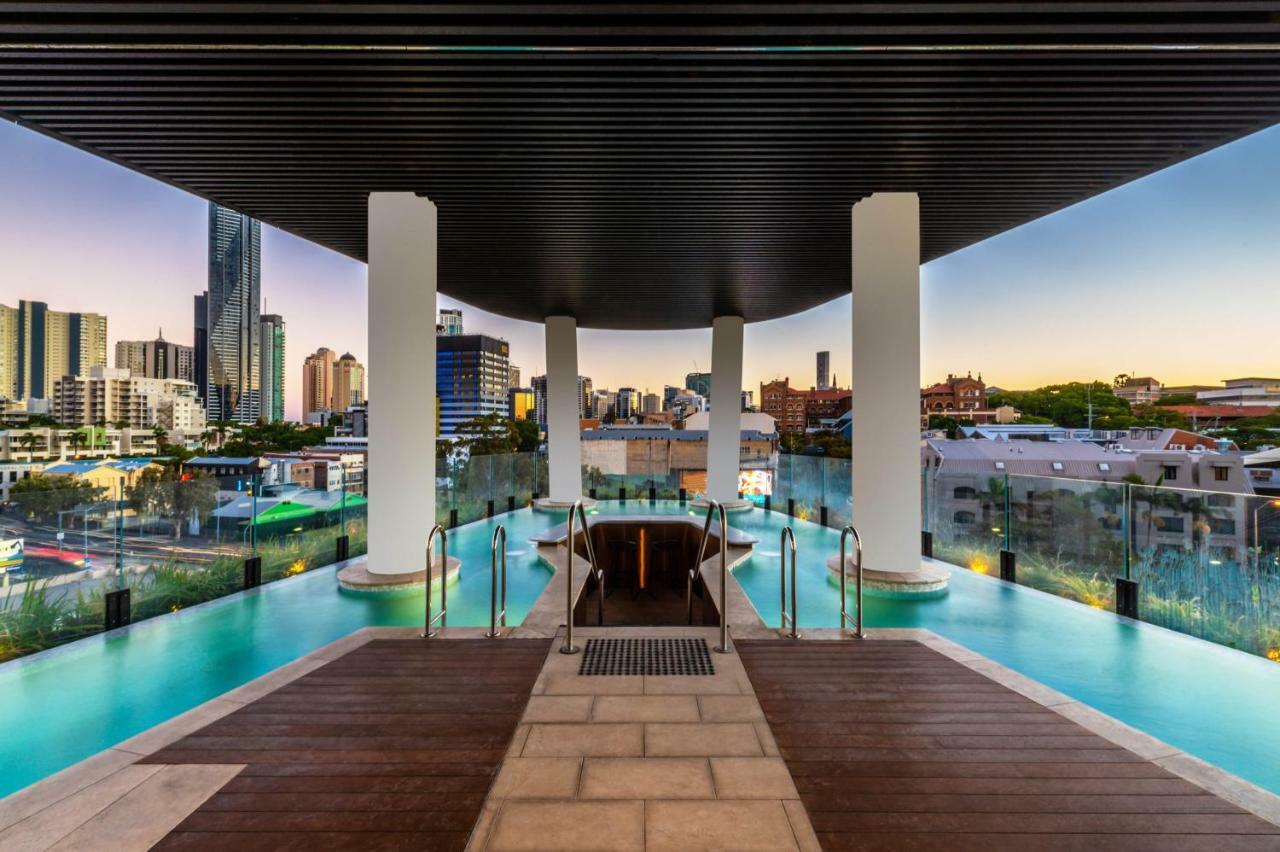Fv By Peppers Lejlighedshotel Brisbane Eksteriør billede The pool at the rooftop of the Emporium South Bank