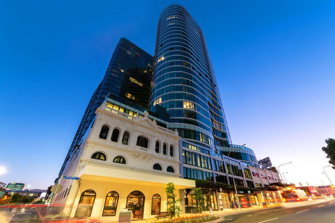 Fv By Peppers Lejlighedshotel Brisbane Eksteriør billede The hotel at night