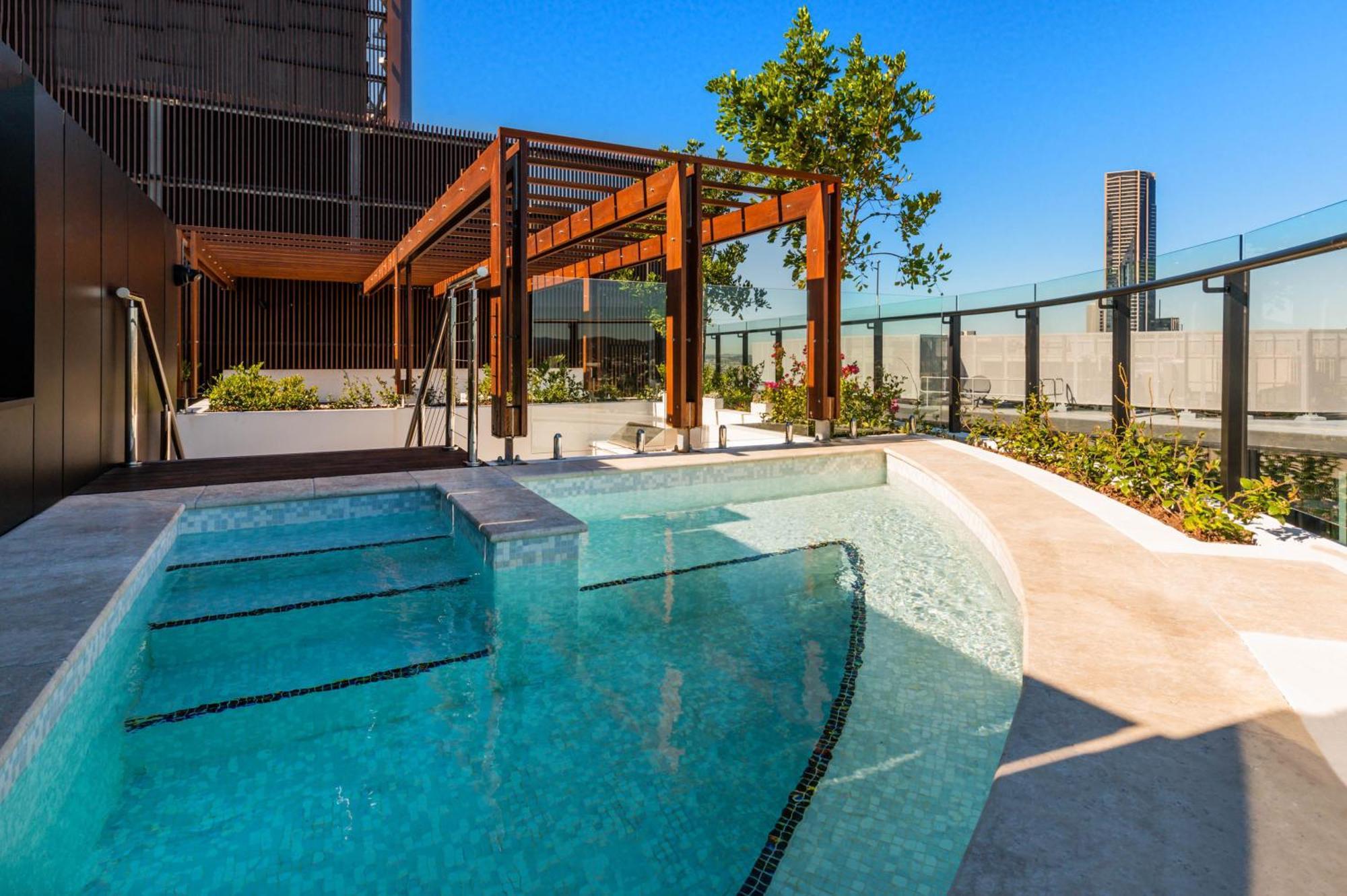 Fv By Peppers Lejlighedshotel Brisbane Eksteriør billede The rooftop pool at the Emporium Hotel South Bank