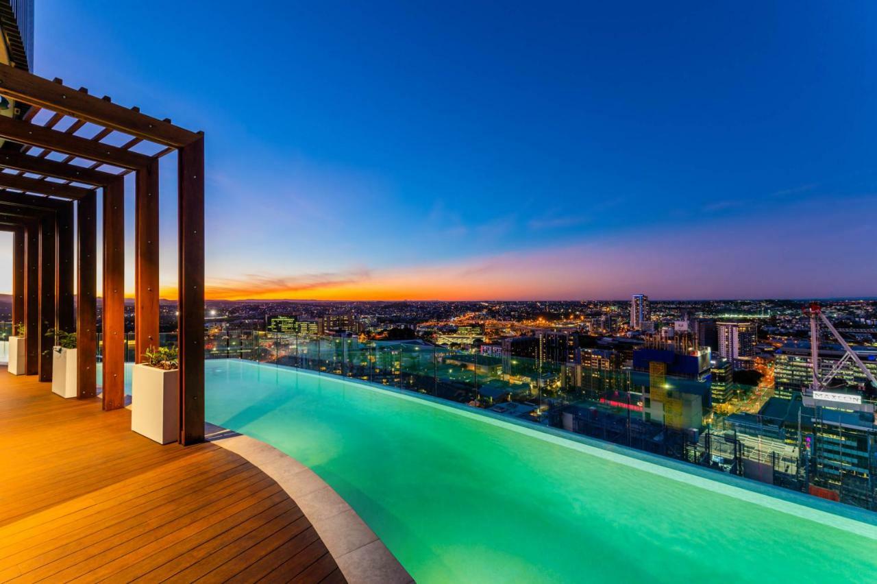 Fv By Peppers Lejlighedshotel Brisbane Eksteriør billede Infinity pool at the rooftop of the hotel