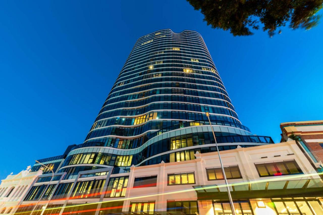 Fv By Peppers Lejlighedshotel Brisbane Eksteriør billede The building at night